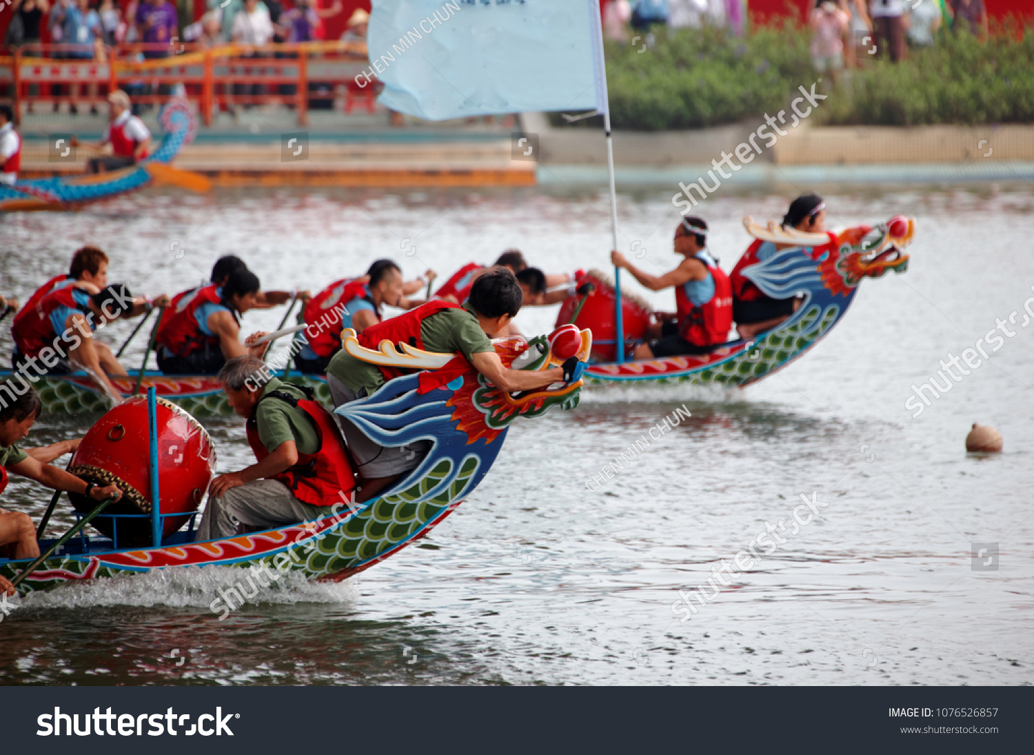 在台湾台北的传统龙船节上进行竞争性船比赛的场景 欣赏运动员大力拉上桨 并在五颜六色的龙艇上竞争
