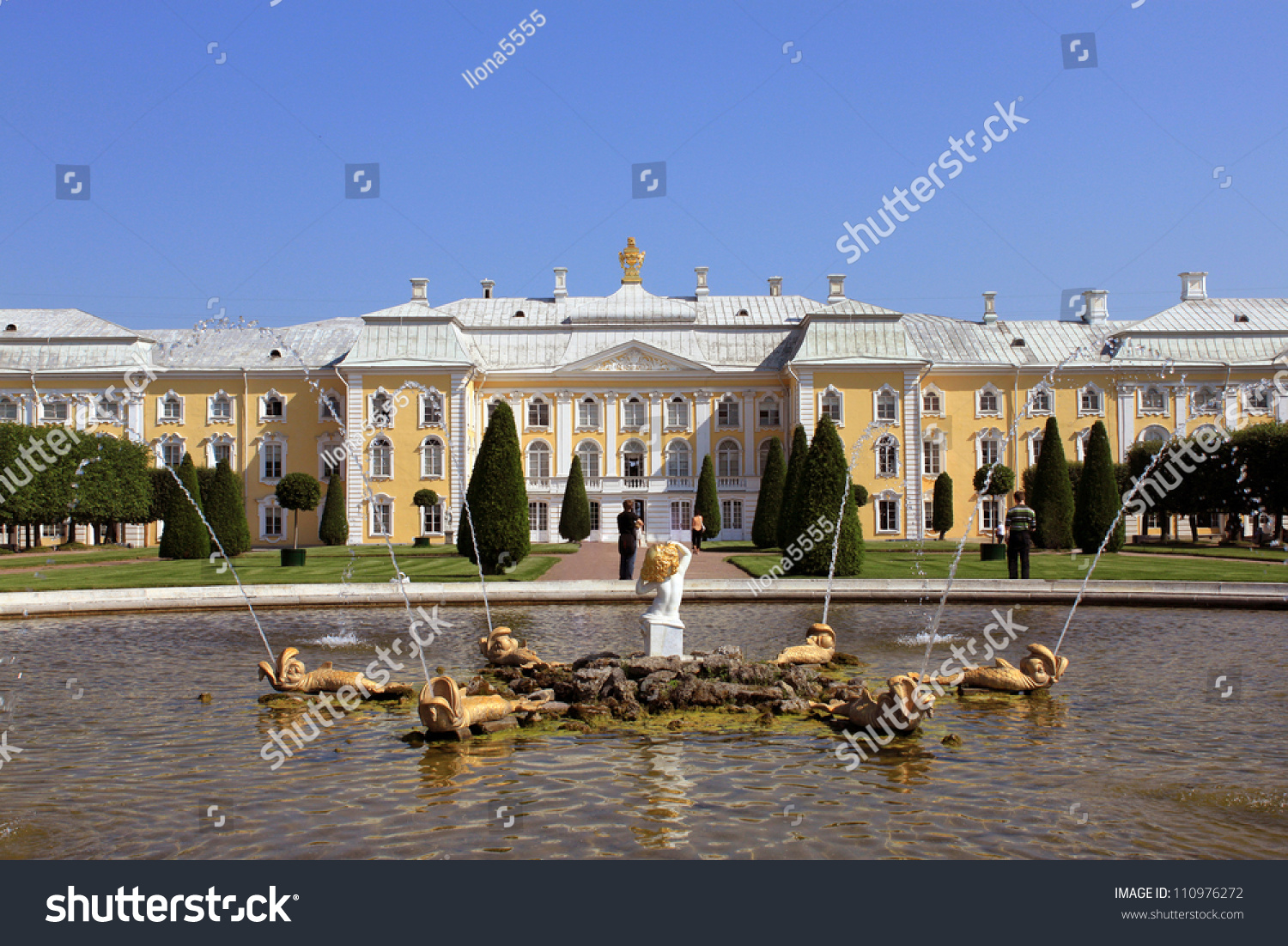 Great Peterhof Palace and fountain
