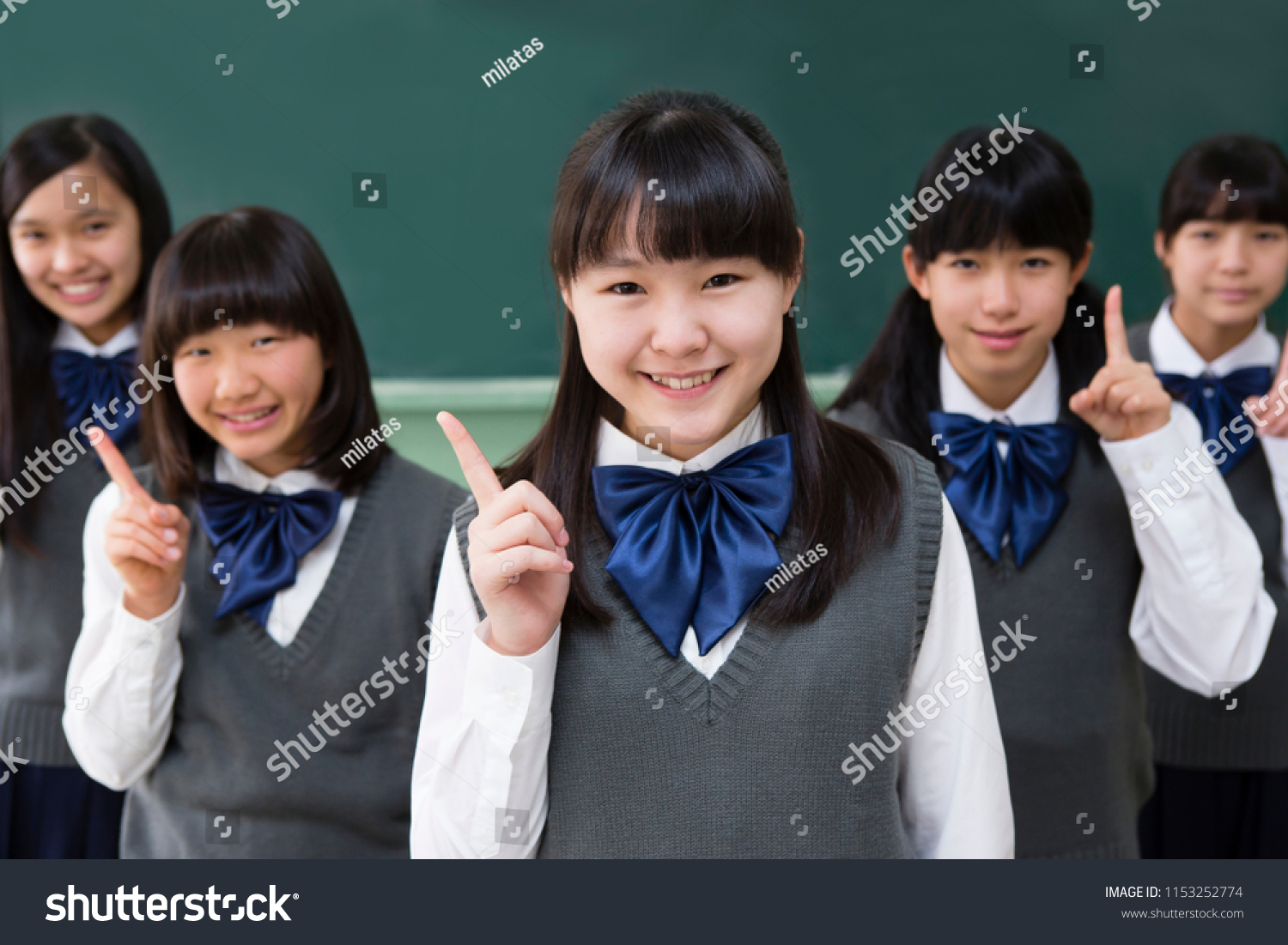 Female students of Japanese to make a finger