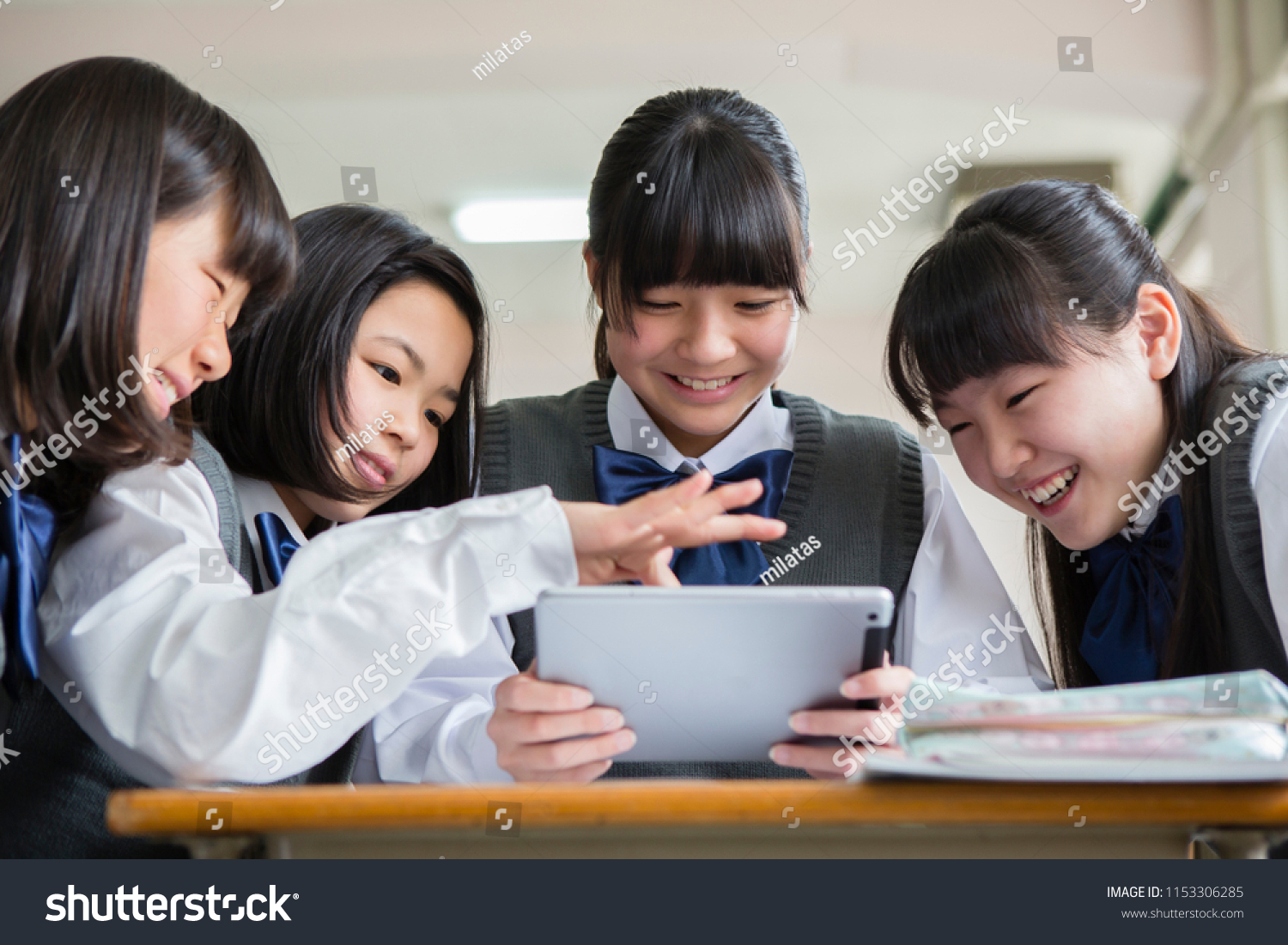 Japanese female students to use the tablet terminal