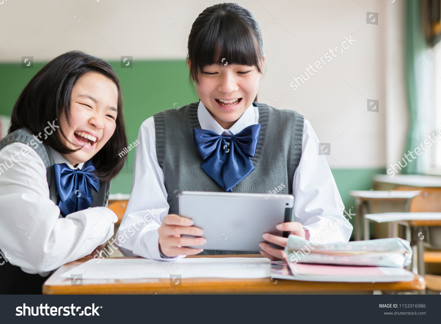 Japanese female students to use the tablet terminal