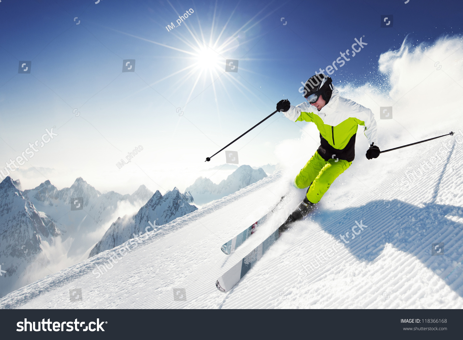 在山上的滑雪者 准备的滑雪道和晴天