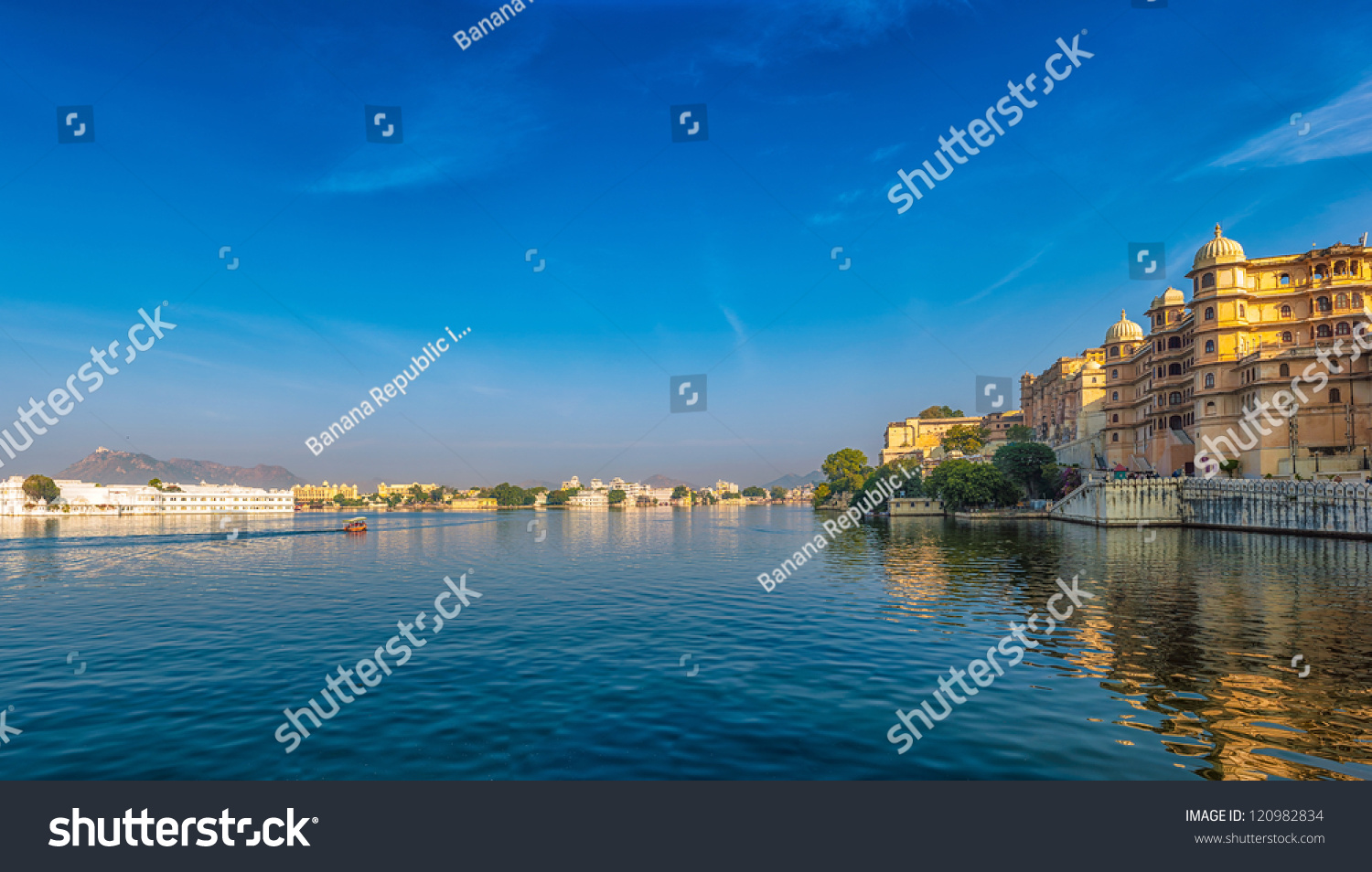 Udaipur view. India  Rajasthan  Pichola lake.