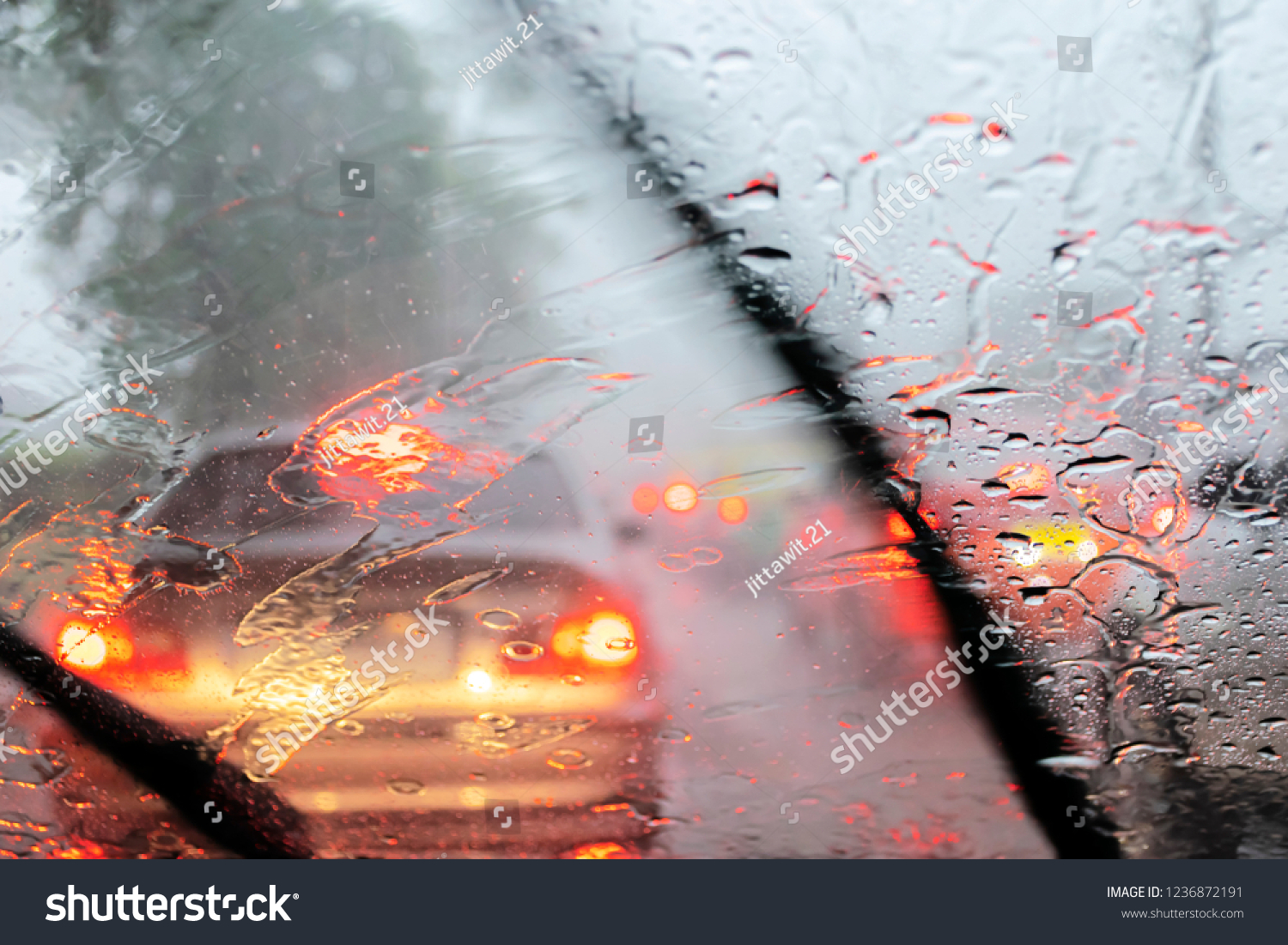 Heavy rain visibility is difficult. Turn on the wiper to help solve the problem. So that you can see the front. The problem is very traffic jam.