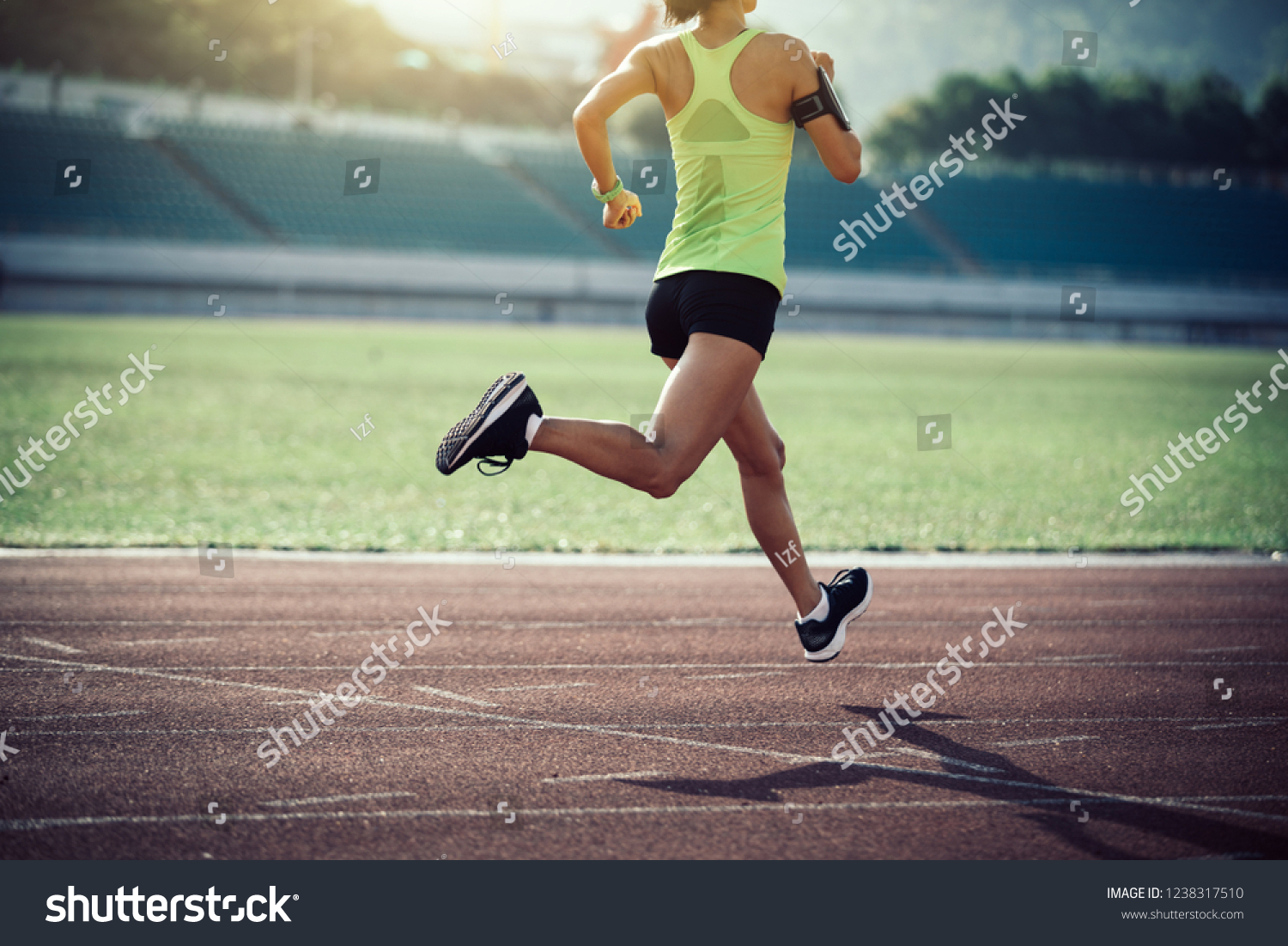 Sportswoman running on stadium tracks_站酷海洛_正版图片_视频_字体_音乐素材交易平台_站酷旗下品牌