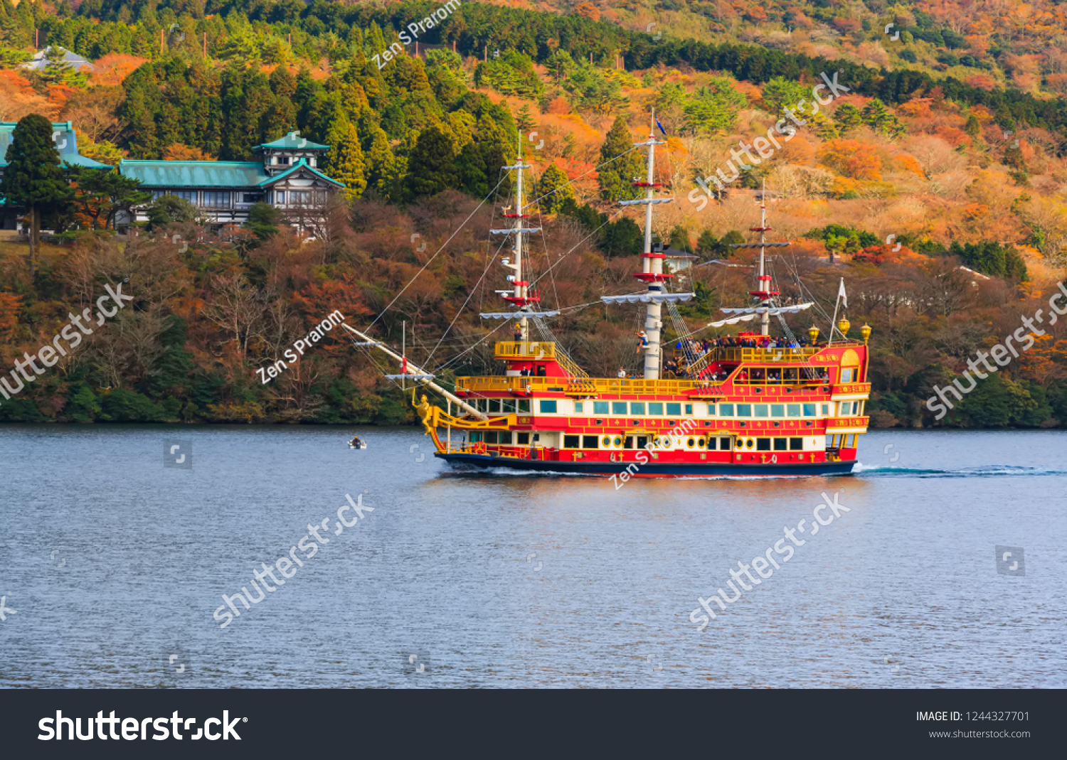 Hakone Sightseeing Cruise (Hakone Pirate Ship) sails on the Ashinoko Lake for background.