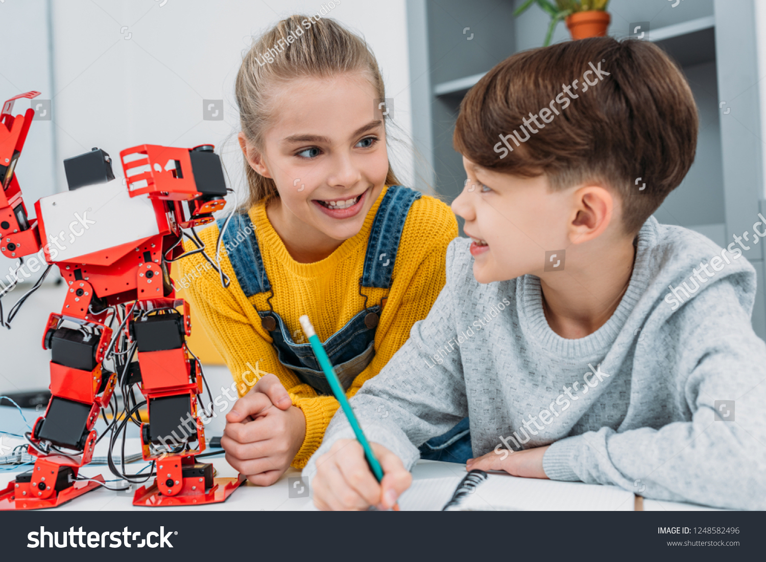 happy classmates talking at STEM robotics lesson _站酷海洛_正版图片_视频_字体_音乐素材 ...