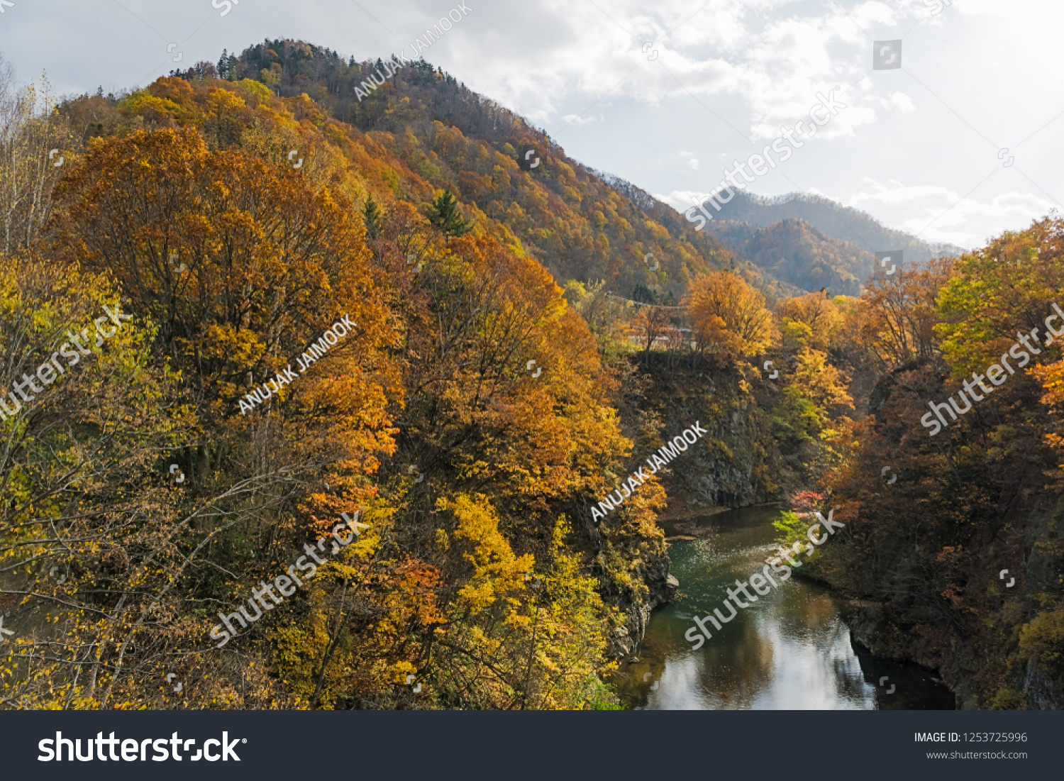Jozankei Onsen is located inside Shikotsu-Toya National Park between the high cliffs of the Toyohira River. The town is only one hour outside central Sapporo.