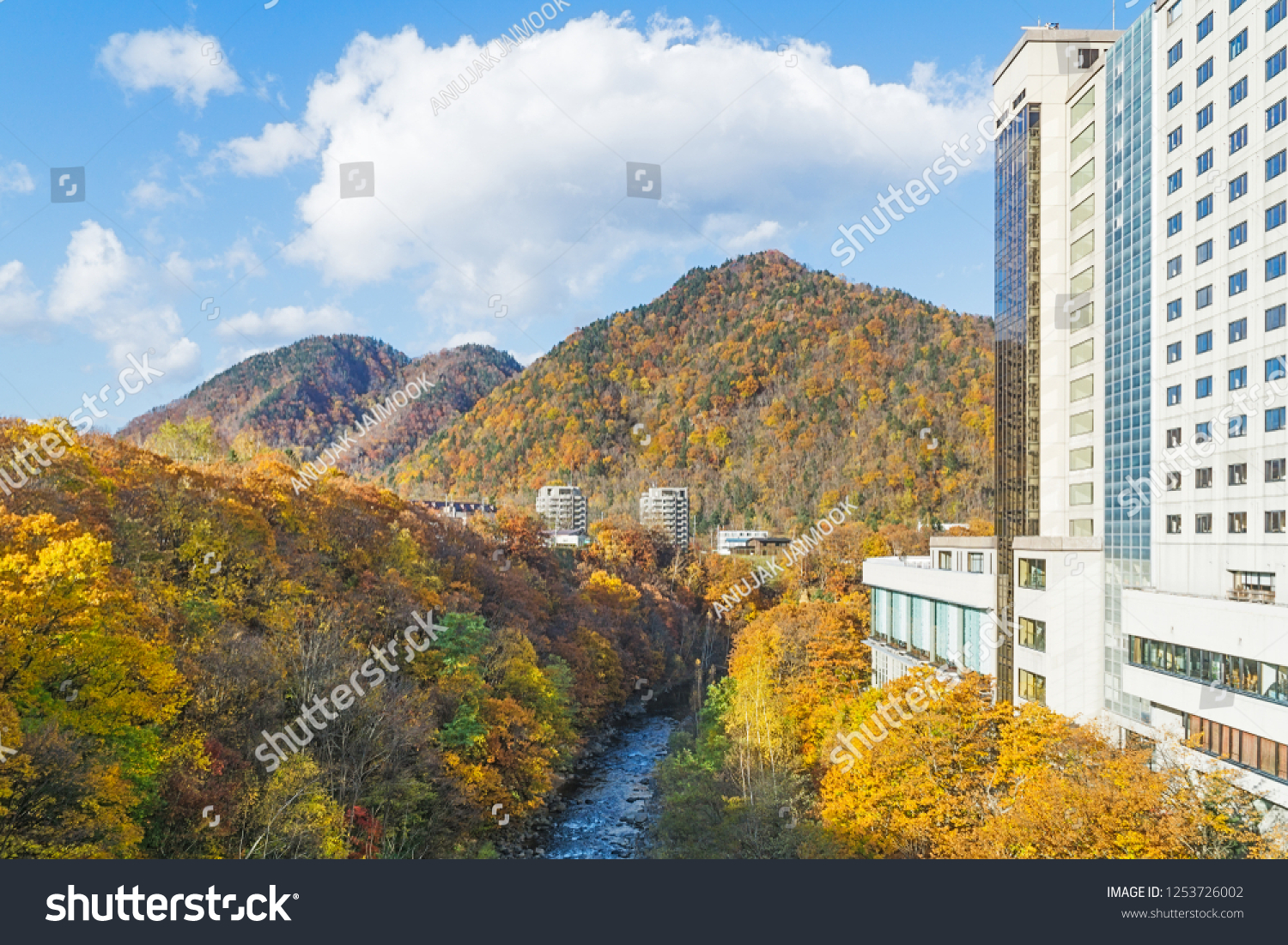 Jozankei Onsen is located inside Shikotsu-Toya National Park between the high cliffs of the Toyohira River. The town is only one hour outside central Sapporo.