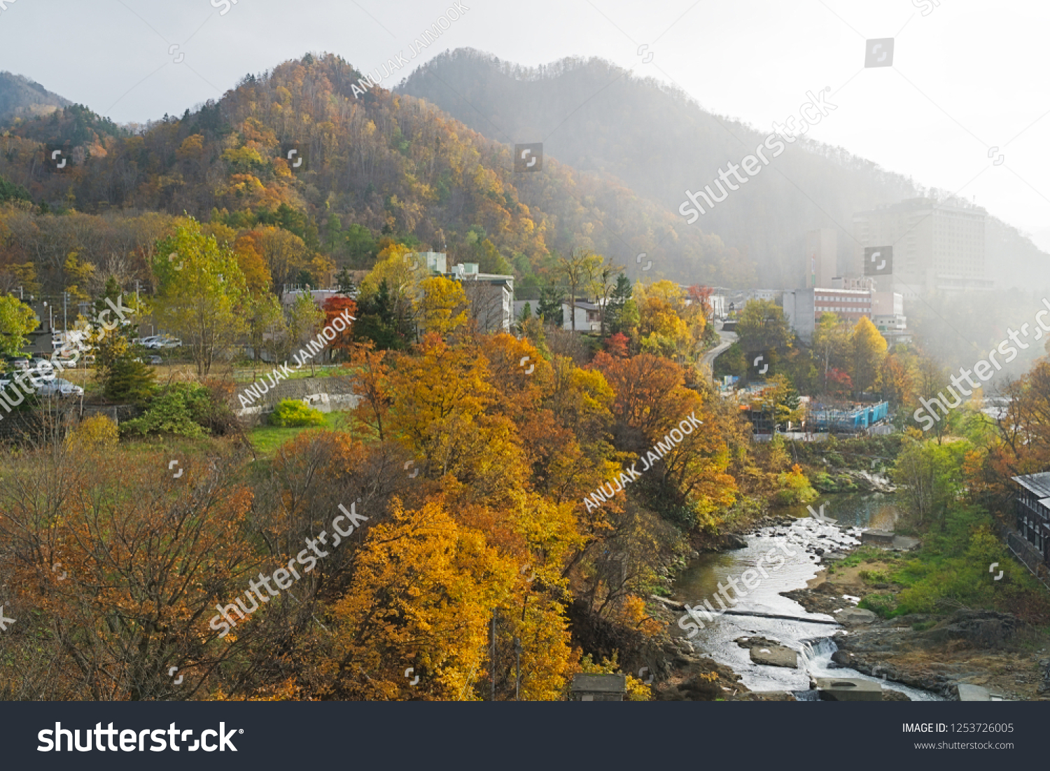 Jozankei Onsen is located inside Shikotsu-Toya National Park between the high cliffs of the Toyohira River. The town is only one hour outside central Sapporo.