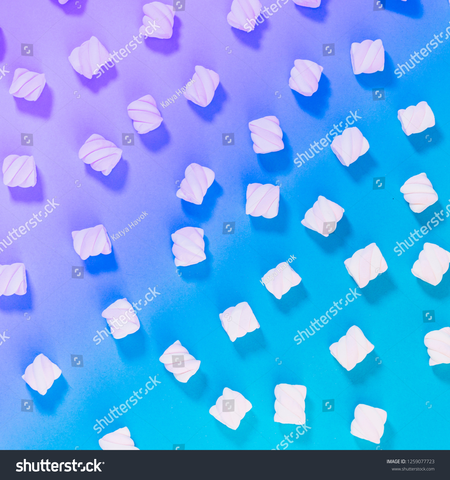 Pattern of marshmallow on gradient and holographic background. Minimal