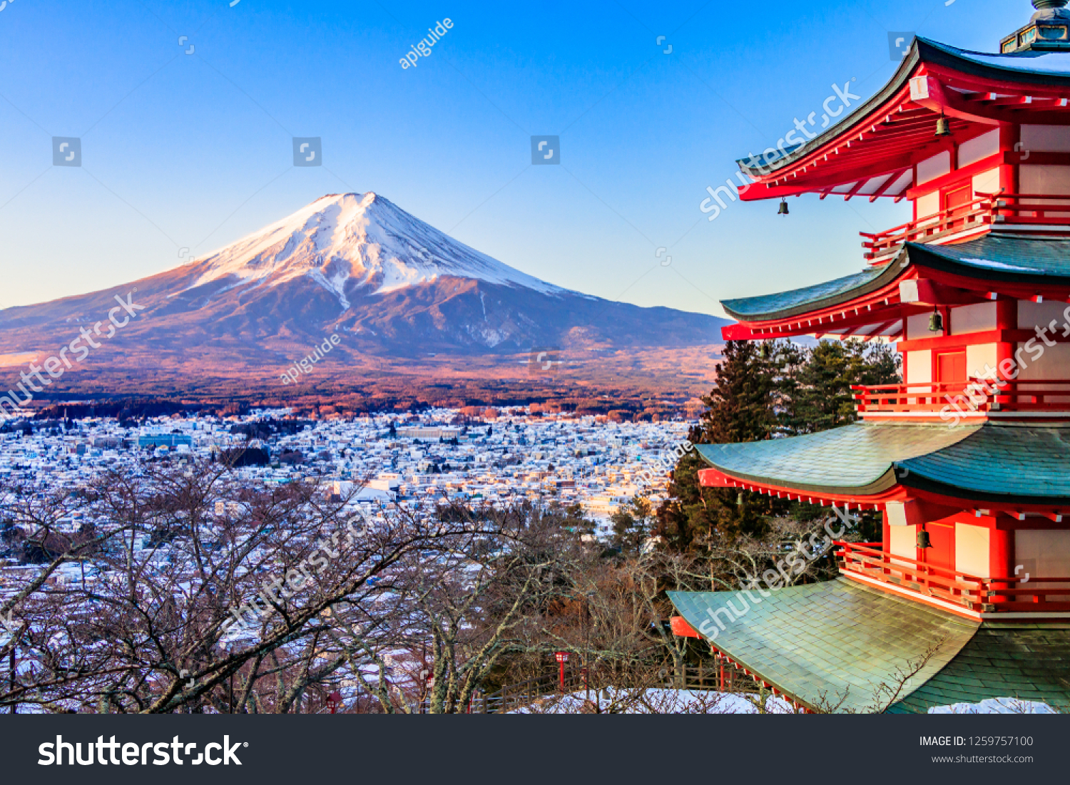 Landmark of japan in the winter Chureito red Pagoda and Mt. Fuji in Fujiyoshid Japan