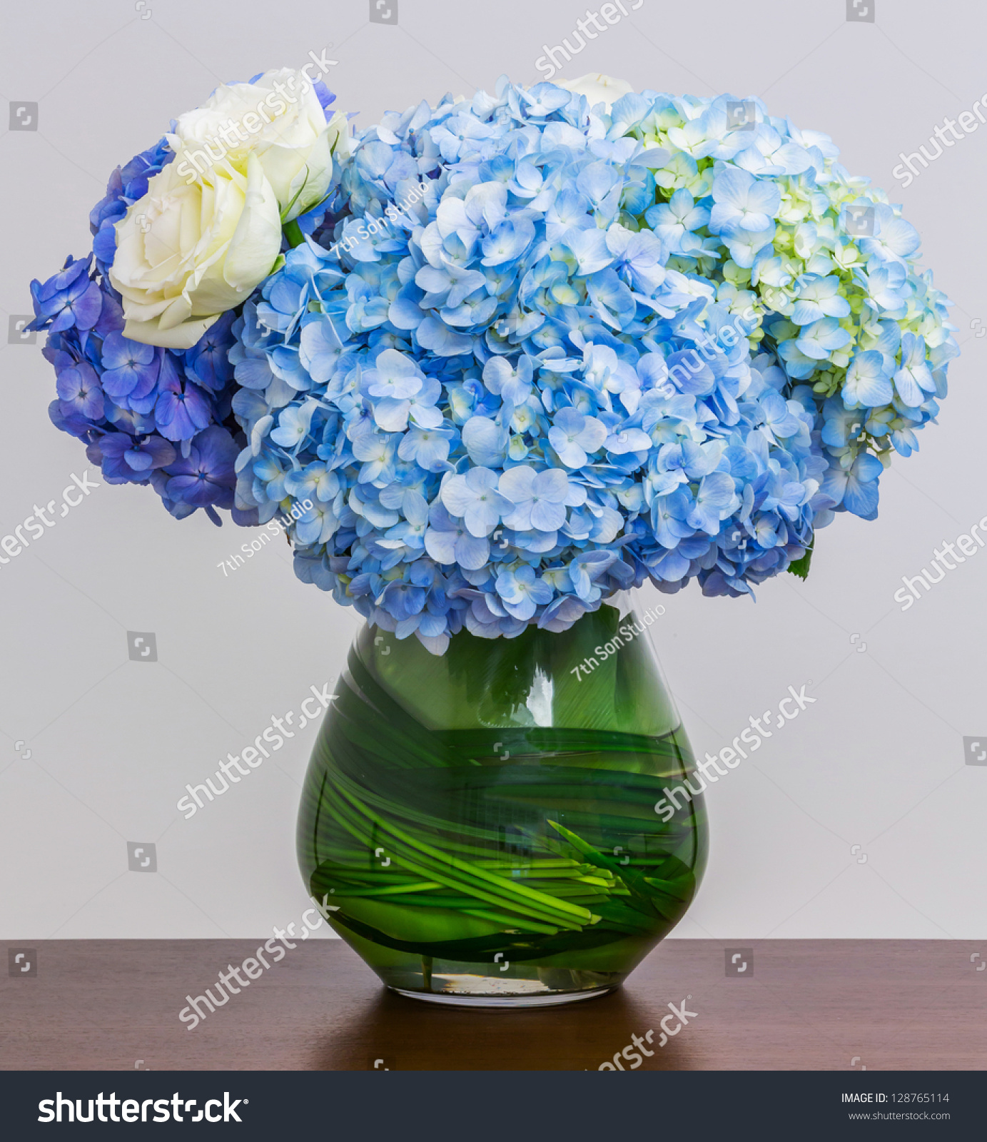 bluehydrangeabouquetinglassvaseonwoodtable