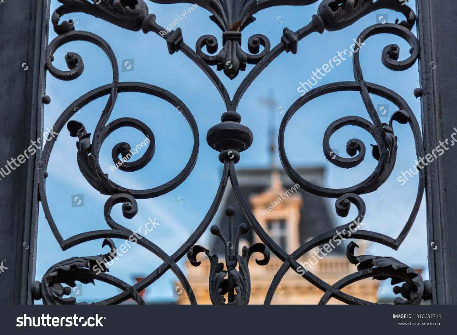 Potocki palace through the gates_站酷海洛_正版图片_视频_字体_音乐素材交易平台_站酷旗下品牌