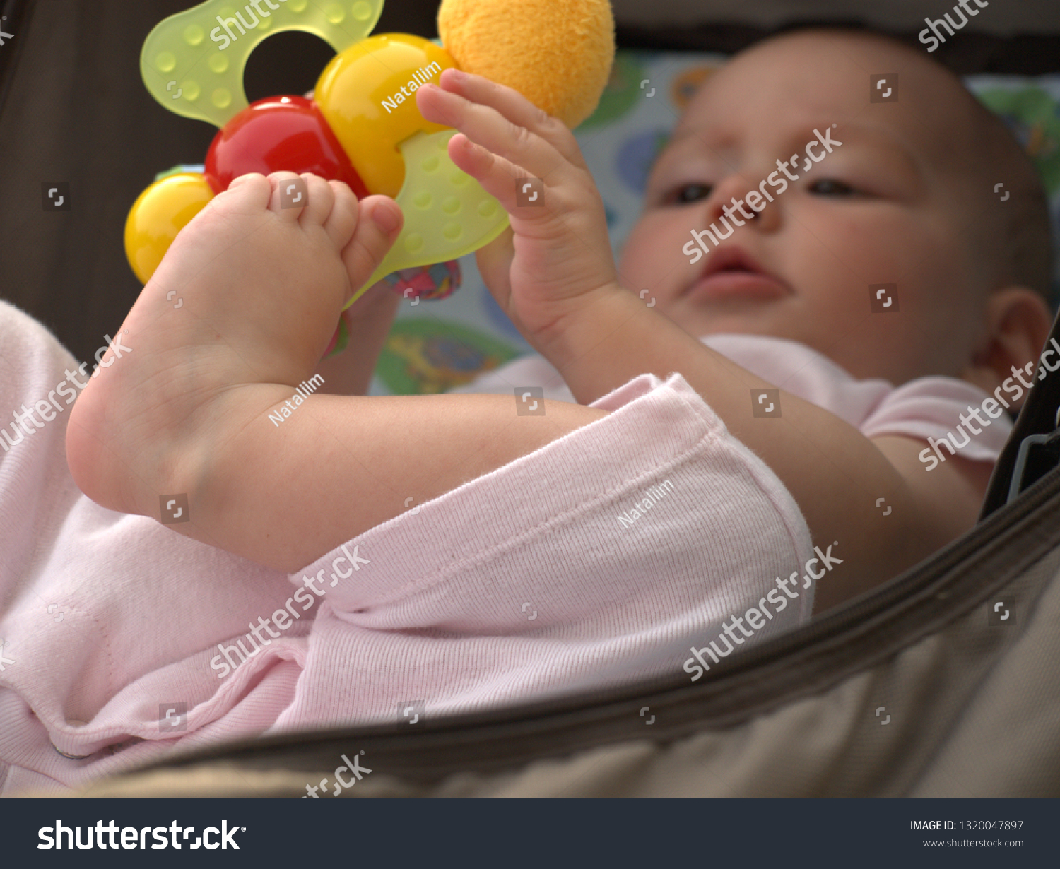 Kids Using Rattle little girl in a stroller playing with a rattle_站酷海洛_正版图片_视频_字体_音乐素材交易 ...