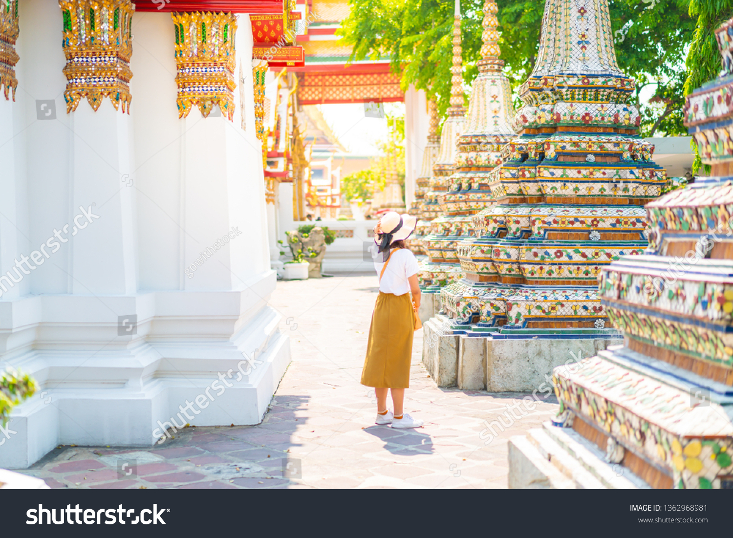 happy asian woman travel at temple in thailand_站酷海洛_正版图片