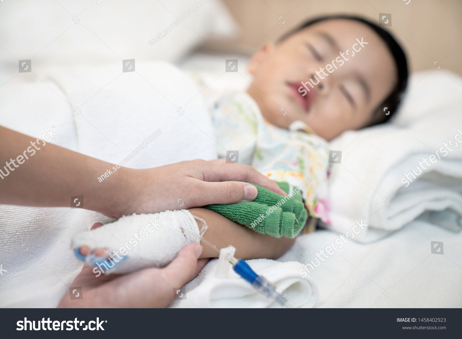 Mother cool down temperature for  her kid by water in hospotal  Asian kis was sick