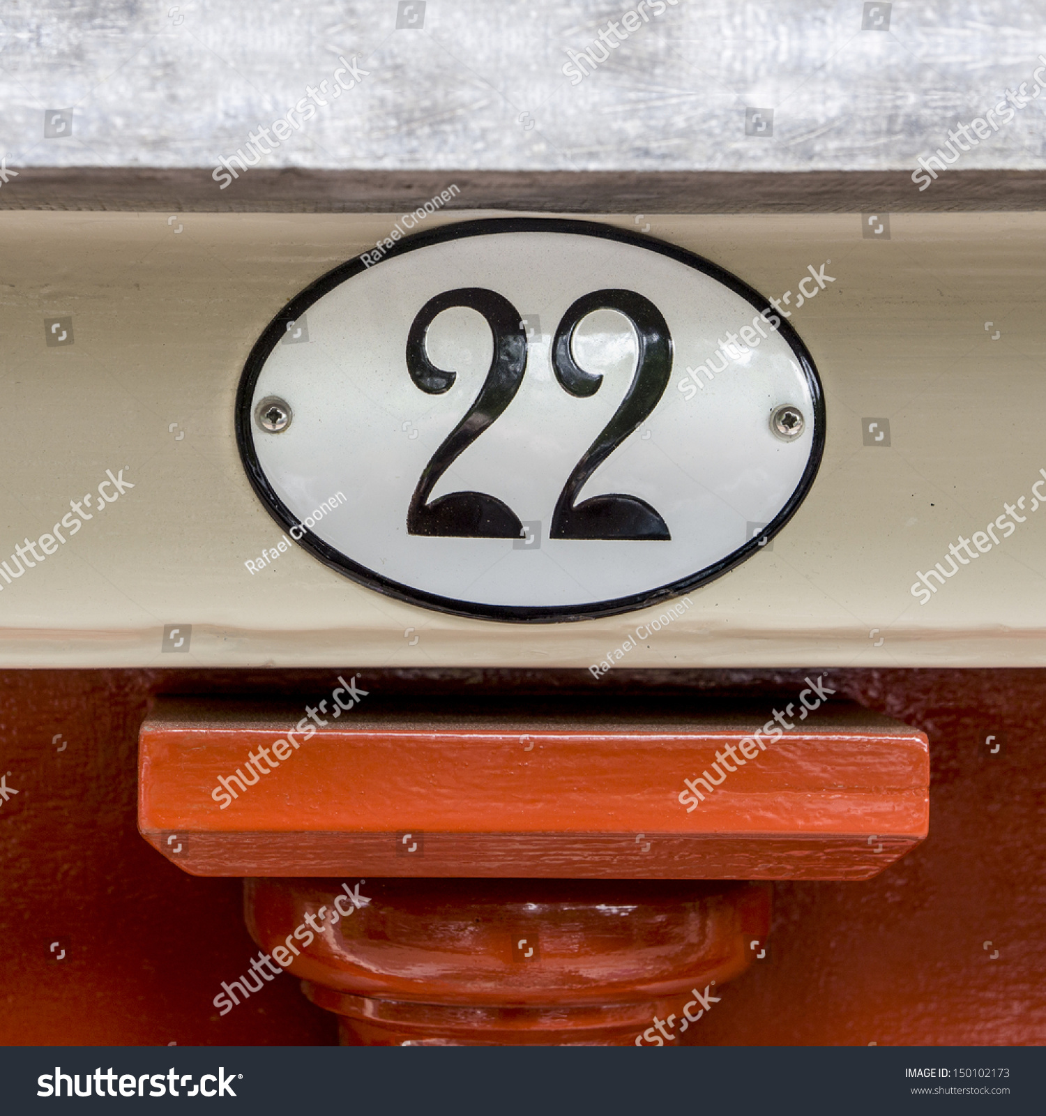 housenumbertwentytwoonanovalenameledplateblackletteringonawhite