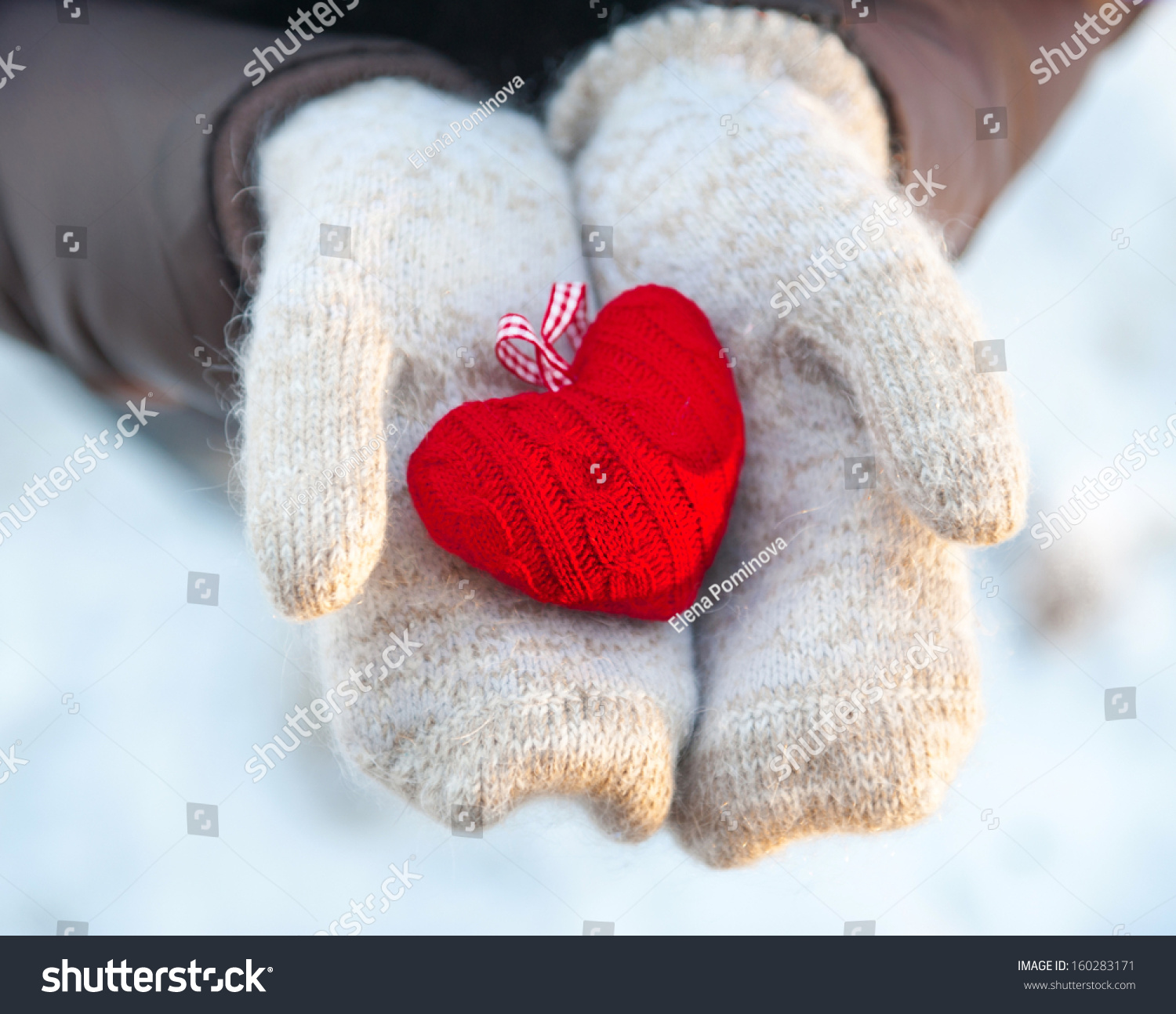 Read heart  in white warm wool gloves 