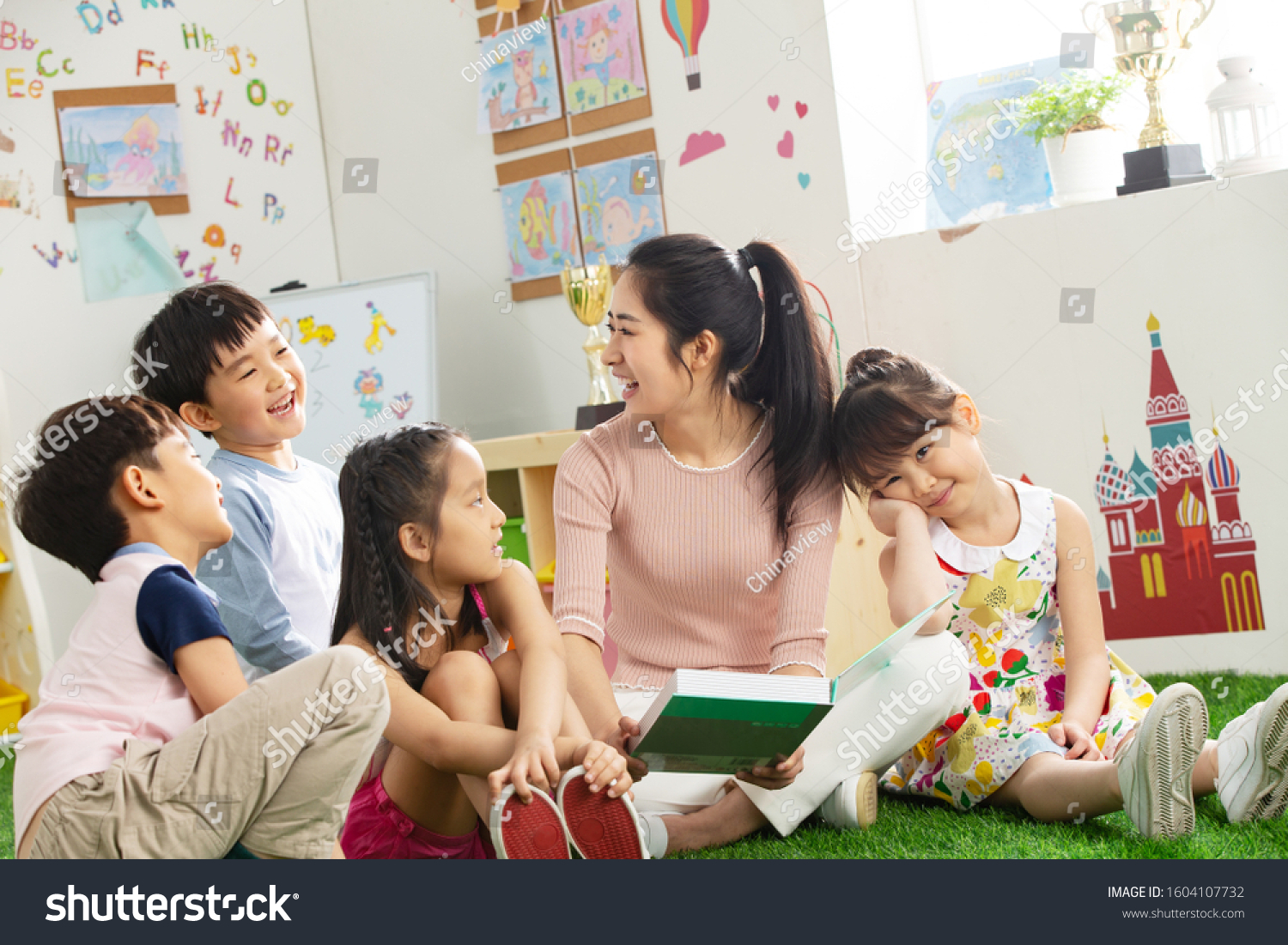 Kindergarten teacher tells the children stories