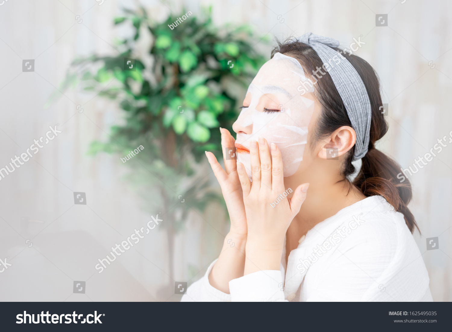 The woman who makes skin care in a house