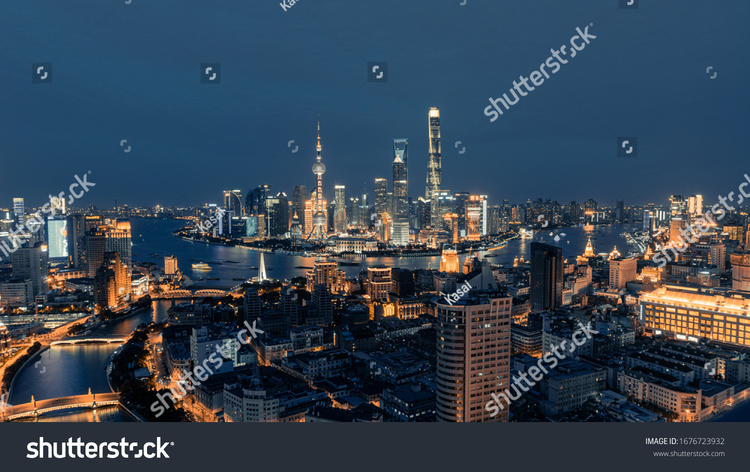 
Shanghai Bund and Pudong 
City skyline night