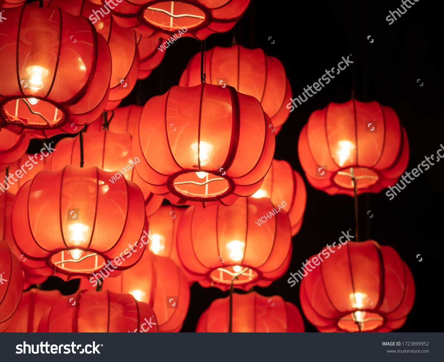 黑暗中的红色灯笼日本或中国灯笼关闭和选择性重点