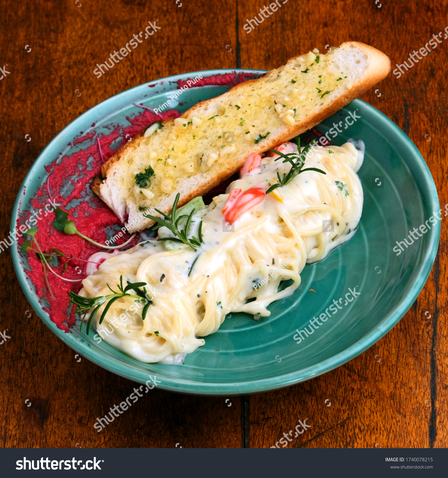 spaghetti in white sauce with garlic bread