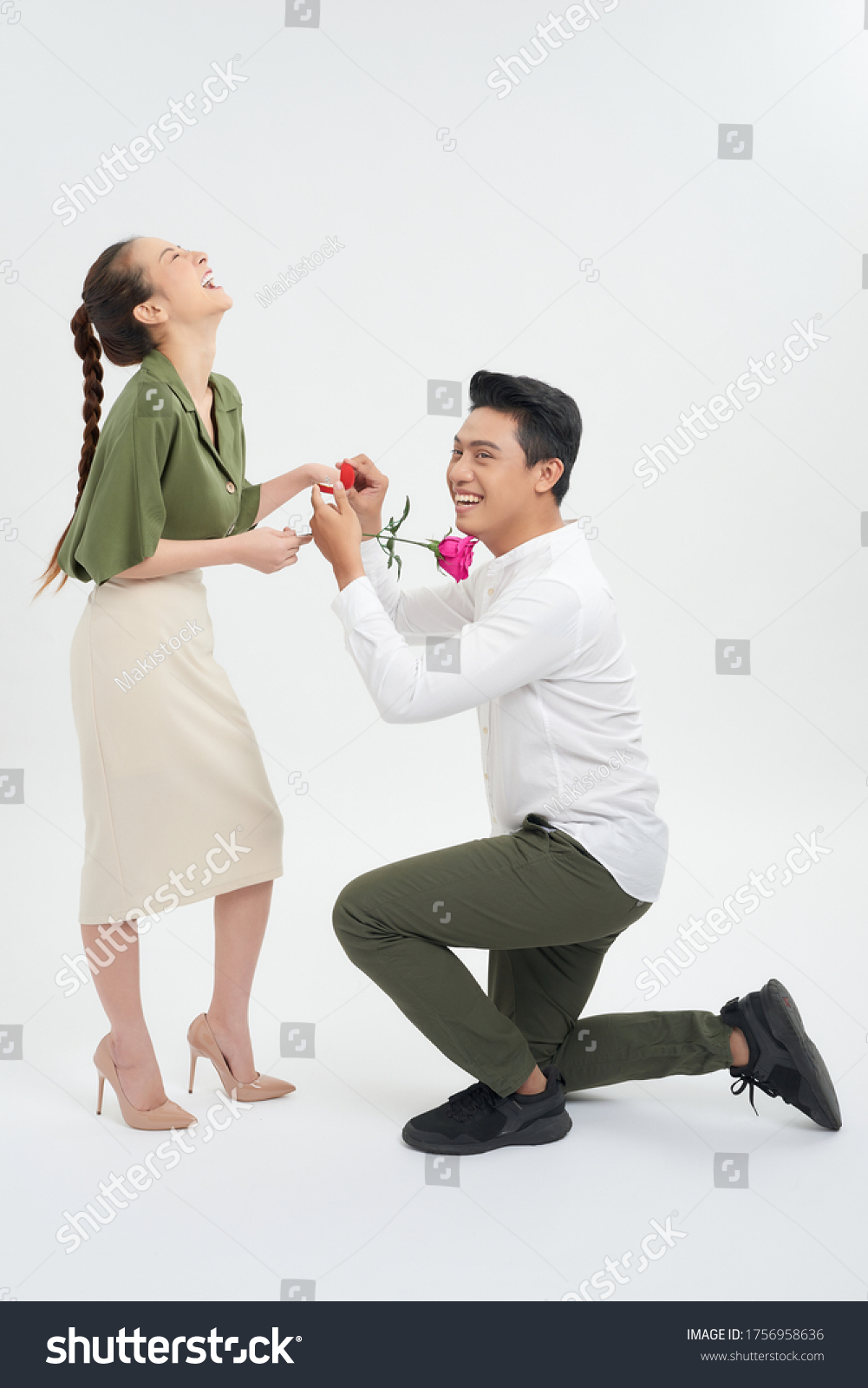 Finally man decided to make proposal to his girlfriend  who is very happy now  saying yes.