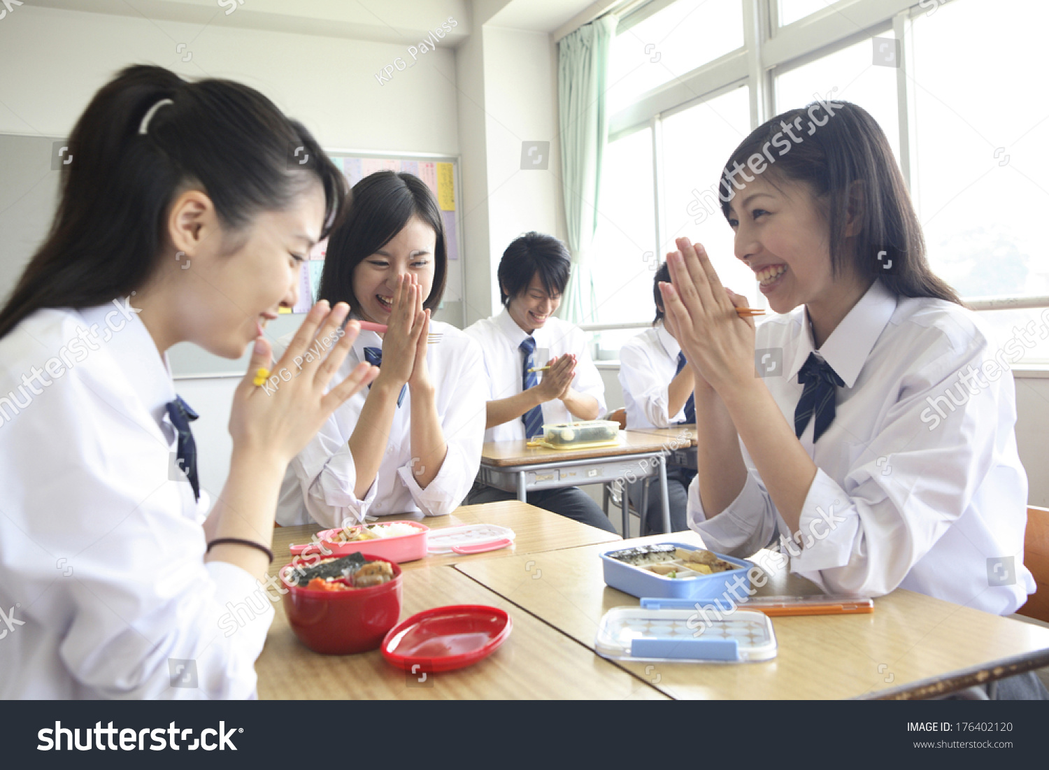 Japanese students eating lunch