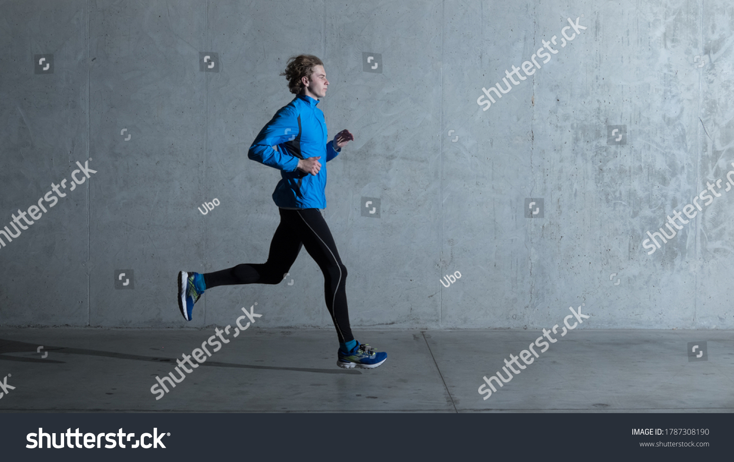 guy running on a concrete wall background_站酷海洛_正版图片_视频_字体_音乐素材交易平台_站酷旗下品牌