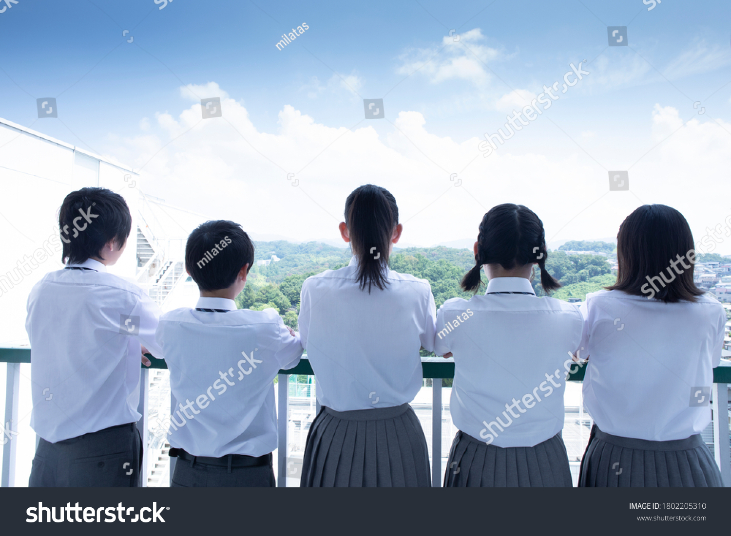 Junior high school students lined up on the balcony
