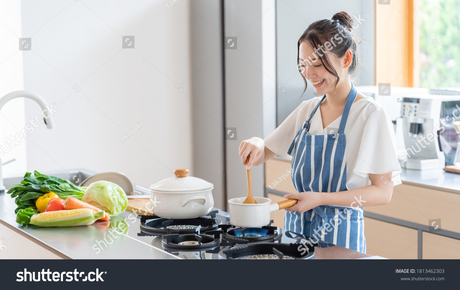 吸引人的亚洲女人在厨房做饭