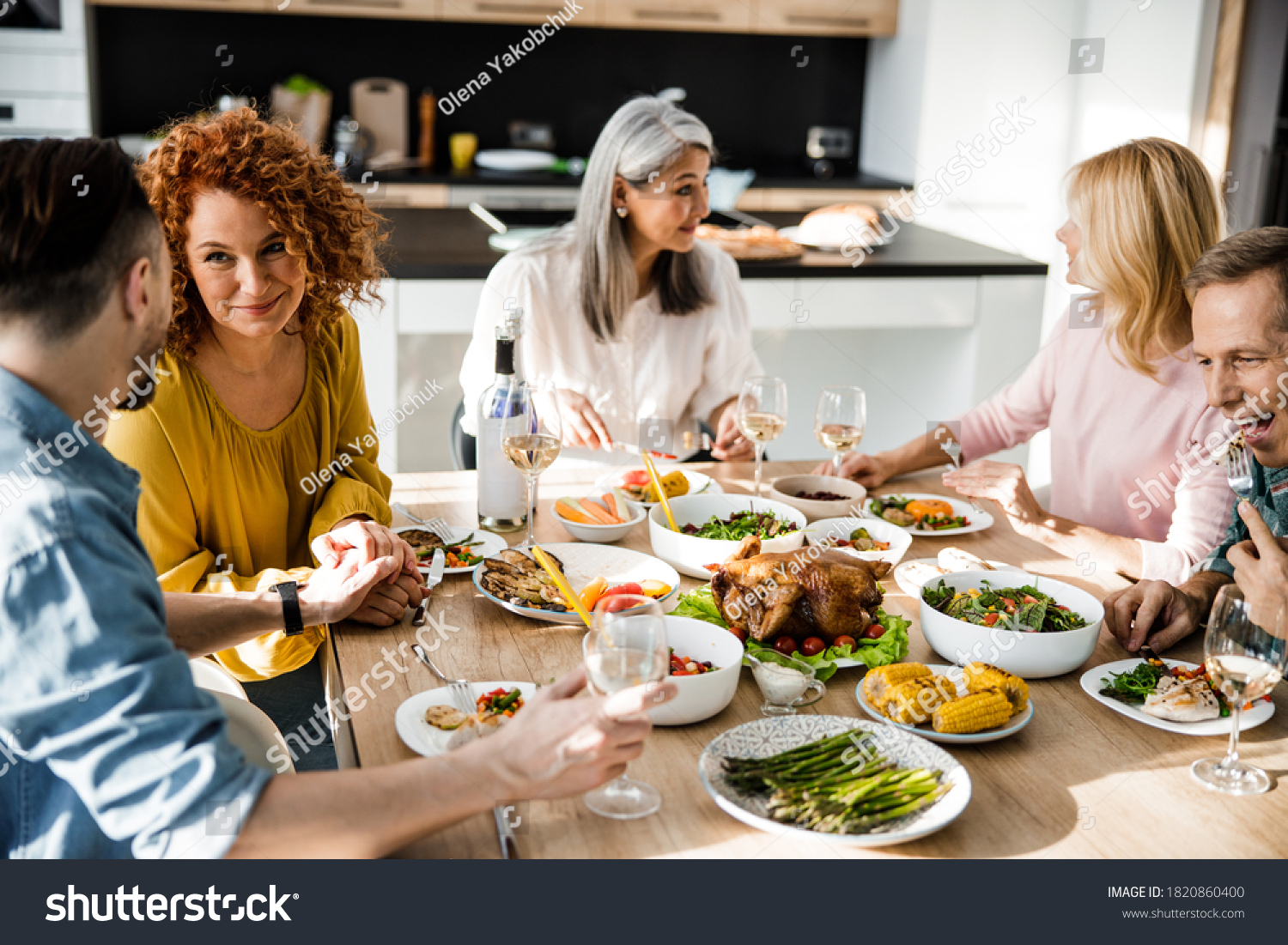 happyguestschattingatthethanksgivingpartyatthetable