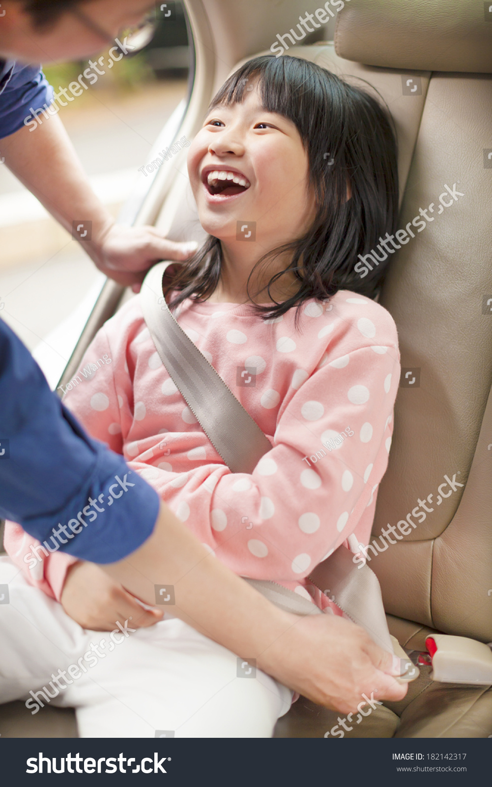 father take care daughter to fasten a seat belt