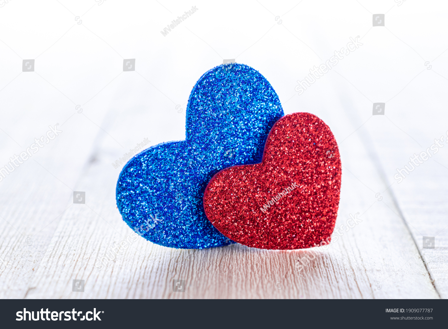 valentinesdaybackgroundredloveheartsonwoodentablefebruaryromance