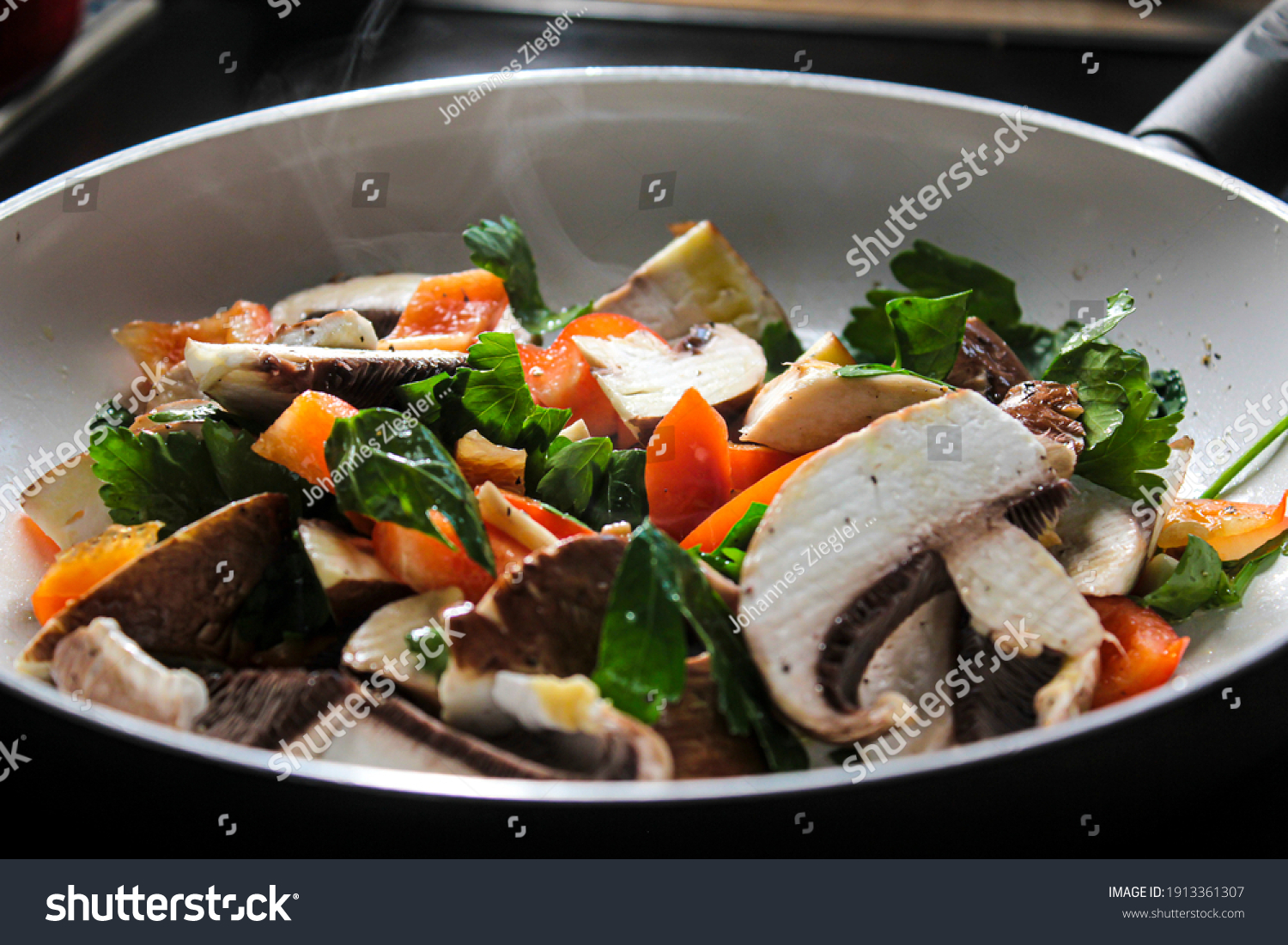 redpeppersmushroomsonionsandparsleyarefriedinapan