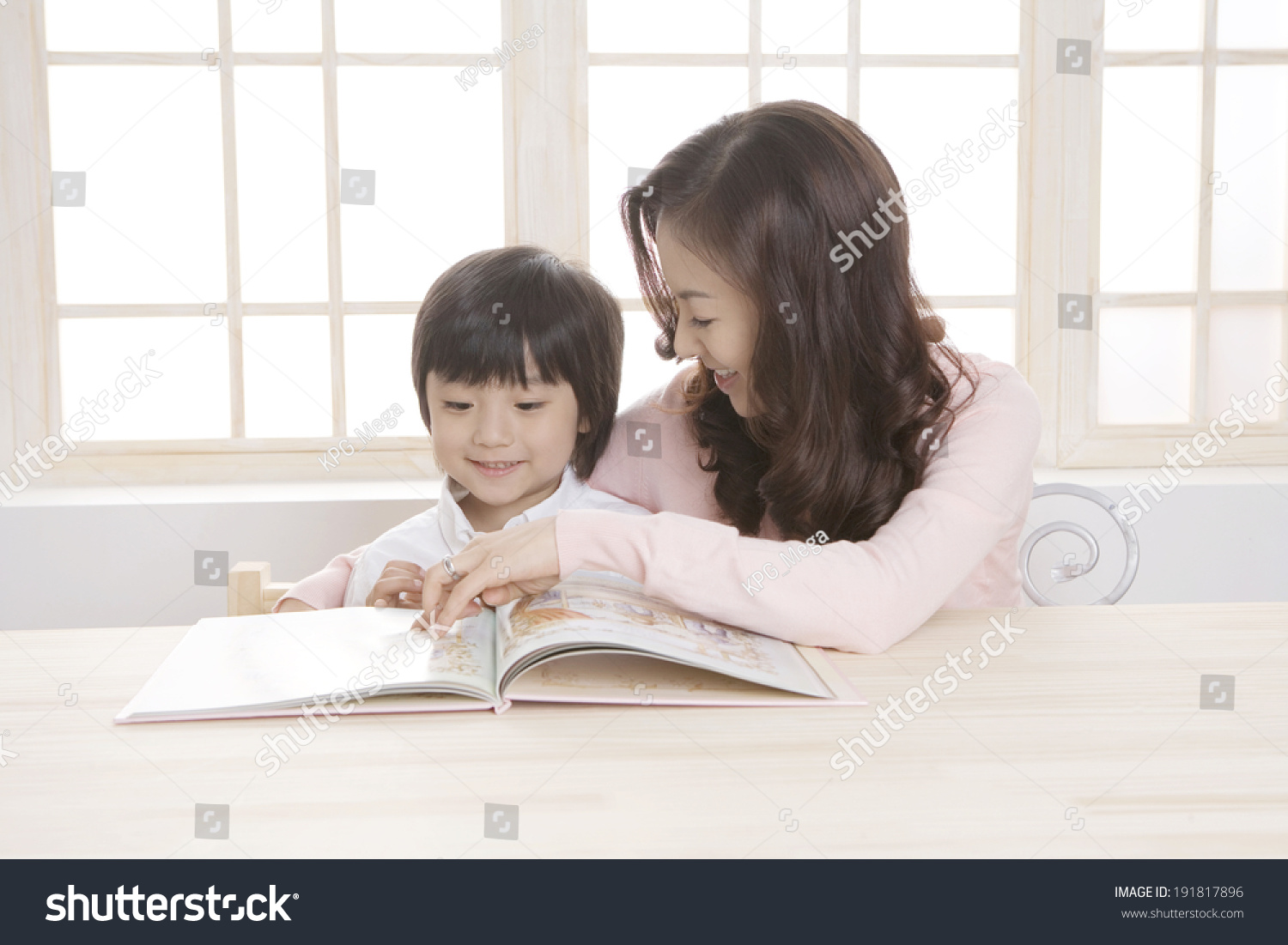 The image of korean family reading book