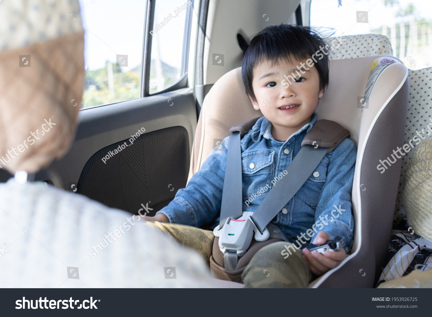 Child sitting in a child seat in a car