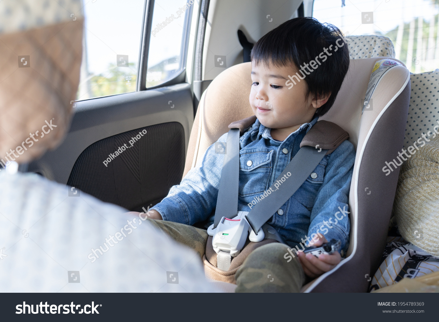 Child sitting in a child seat in a car