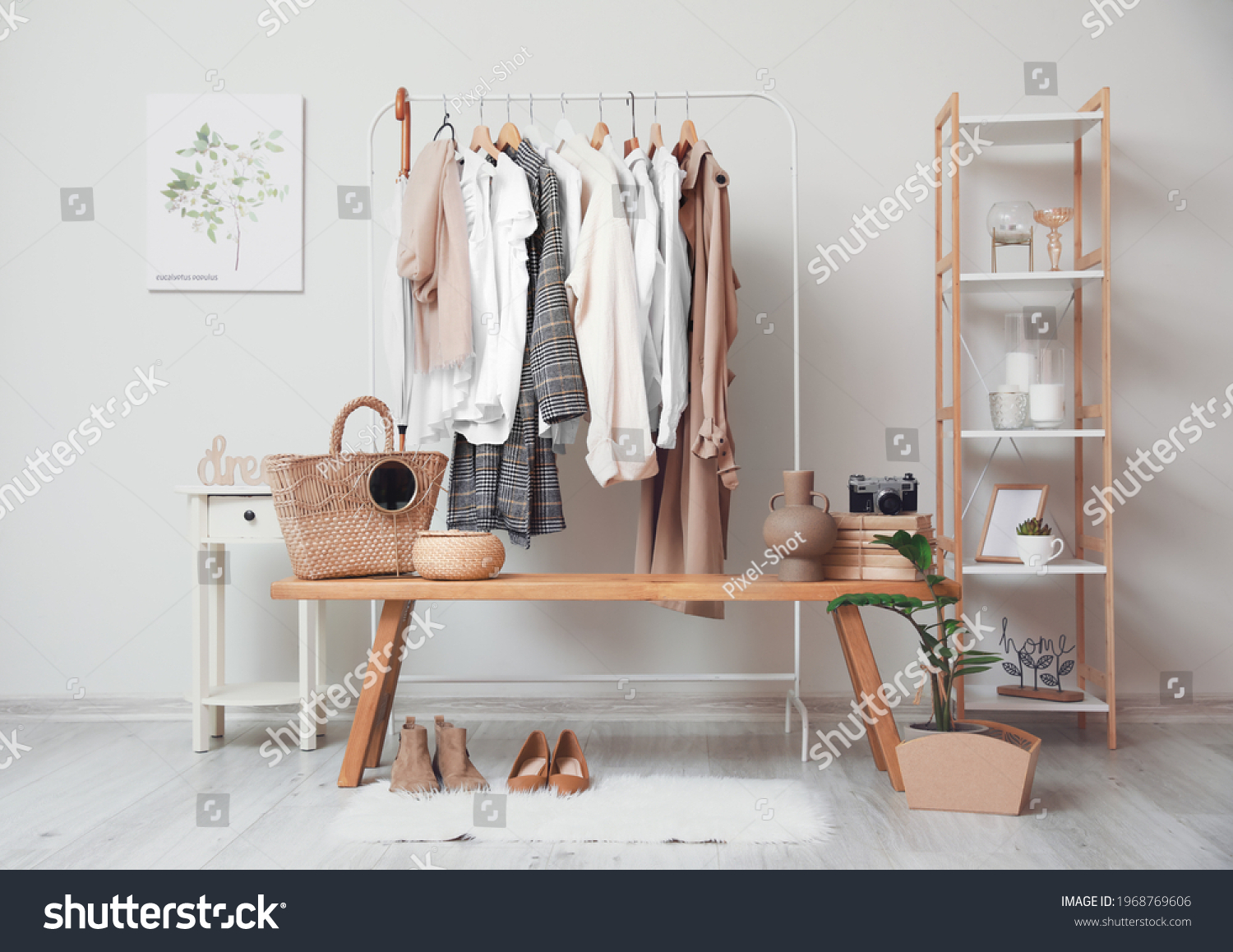 Rack with clothes in interior of modern room_站酷海洛_正版图片_视频_字体_音乐素材交易平台_站 ...