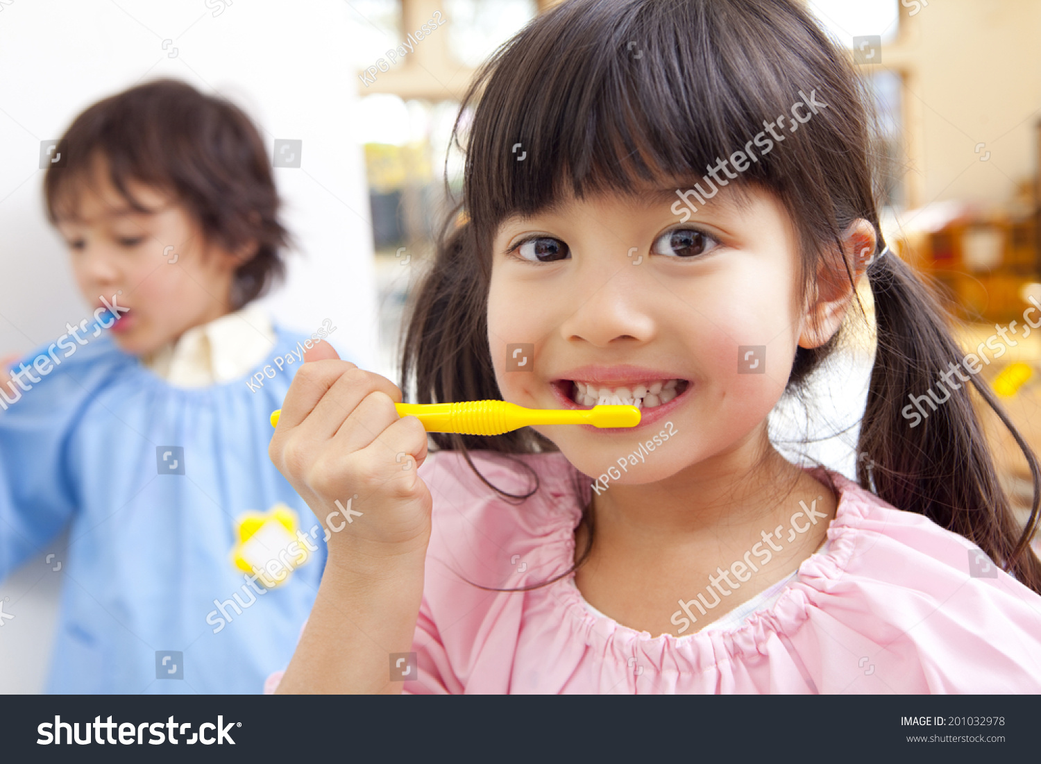 Kindergarten children to brush their teeth