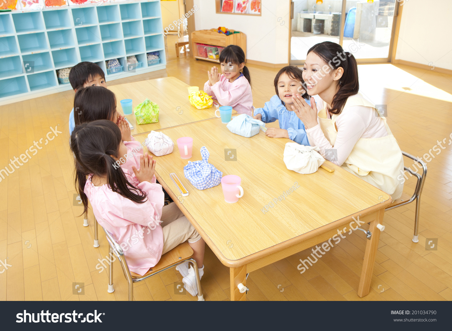 Kindergarten and kindergarten teachers eating lunch