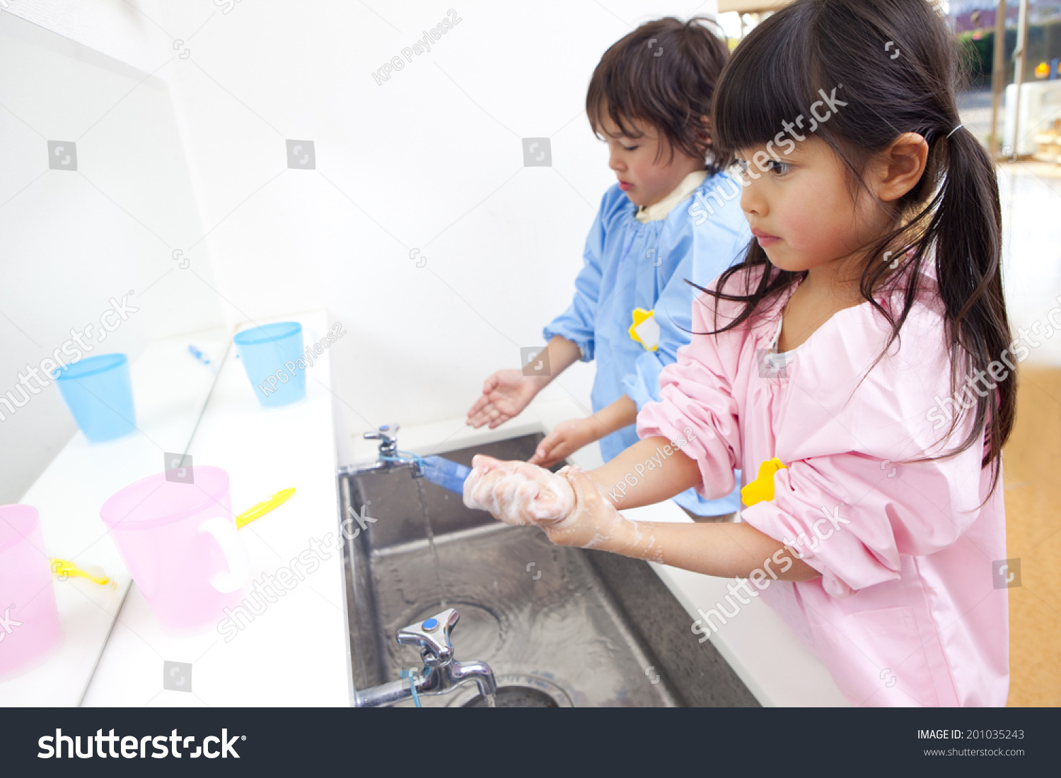 Kindergarten children to wash their hands