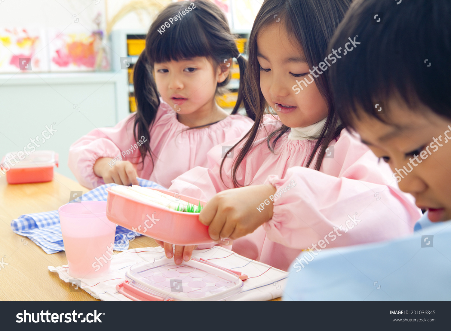 Kindergarten children who eat lunch