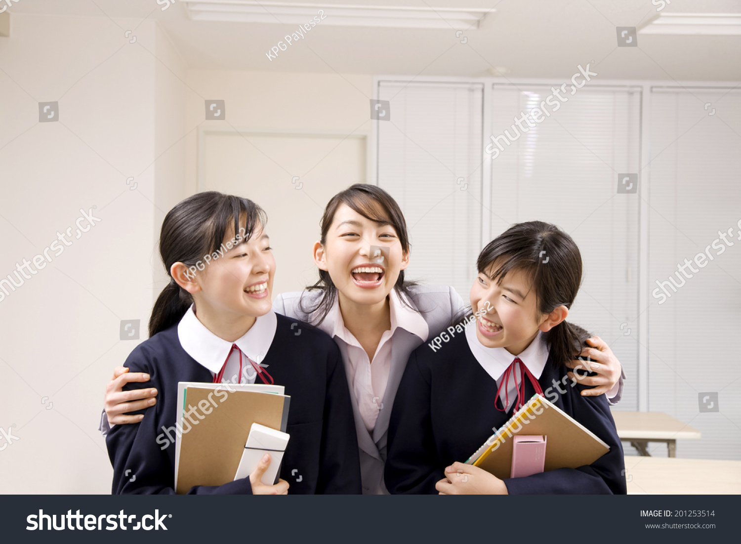 A middle school girl in the arms of an institute teacher