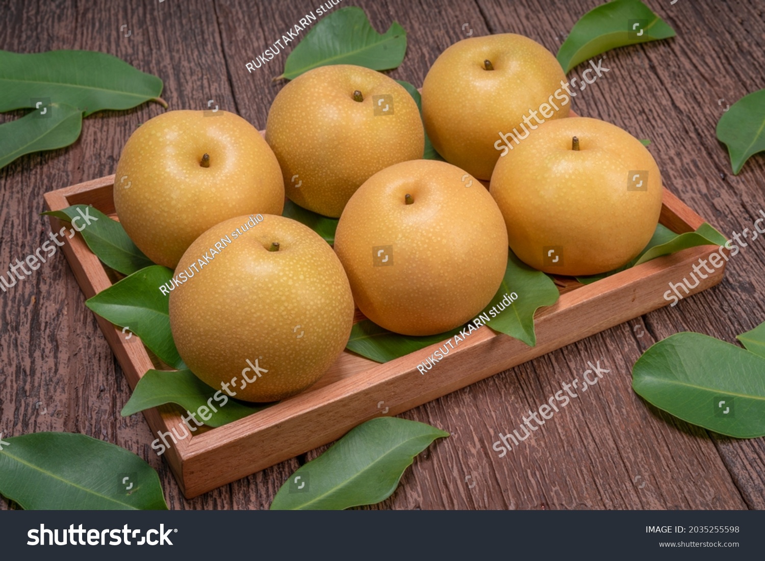 snowpearorshingopearonawoodenbackgroundnashipearfruit