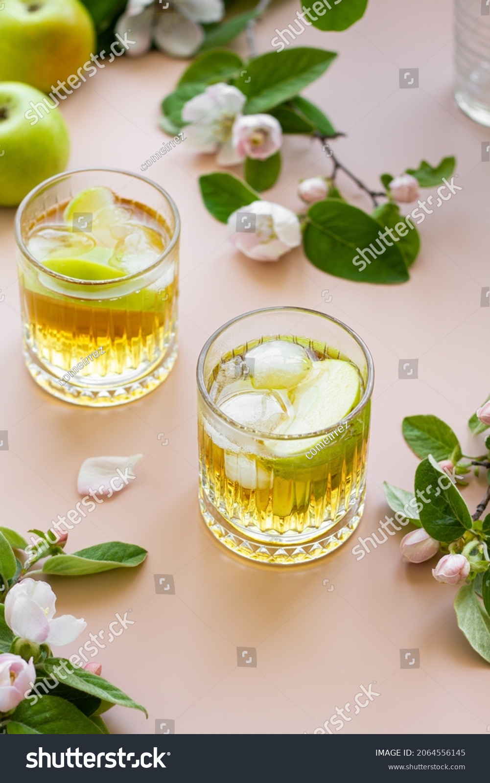 Whiskey cocktail with apple juice and ice (aperitif  build)