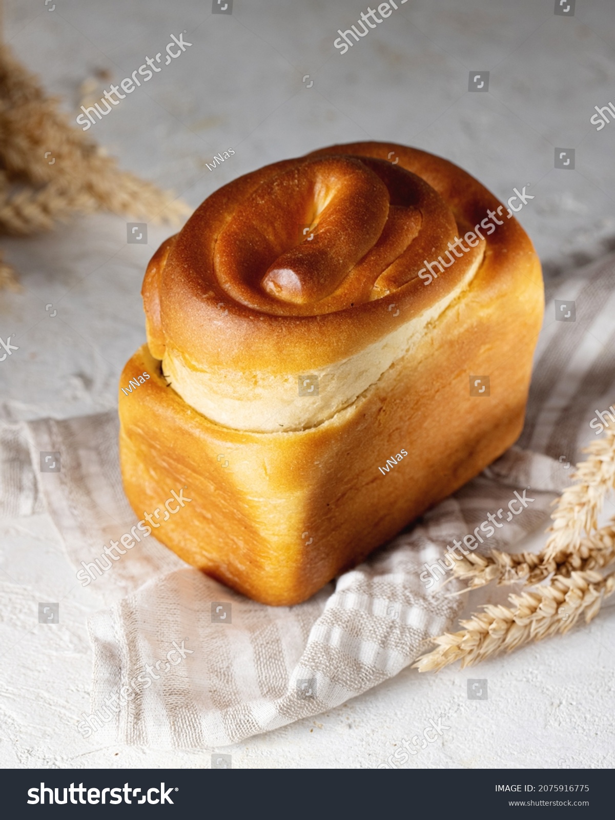 homemadewhiteyeastbreadwithornamentonfreshlybakedbreadwheat