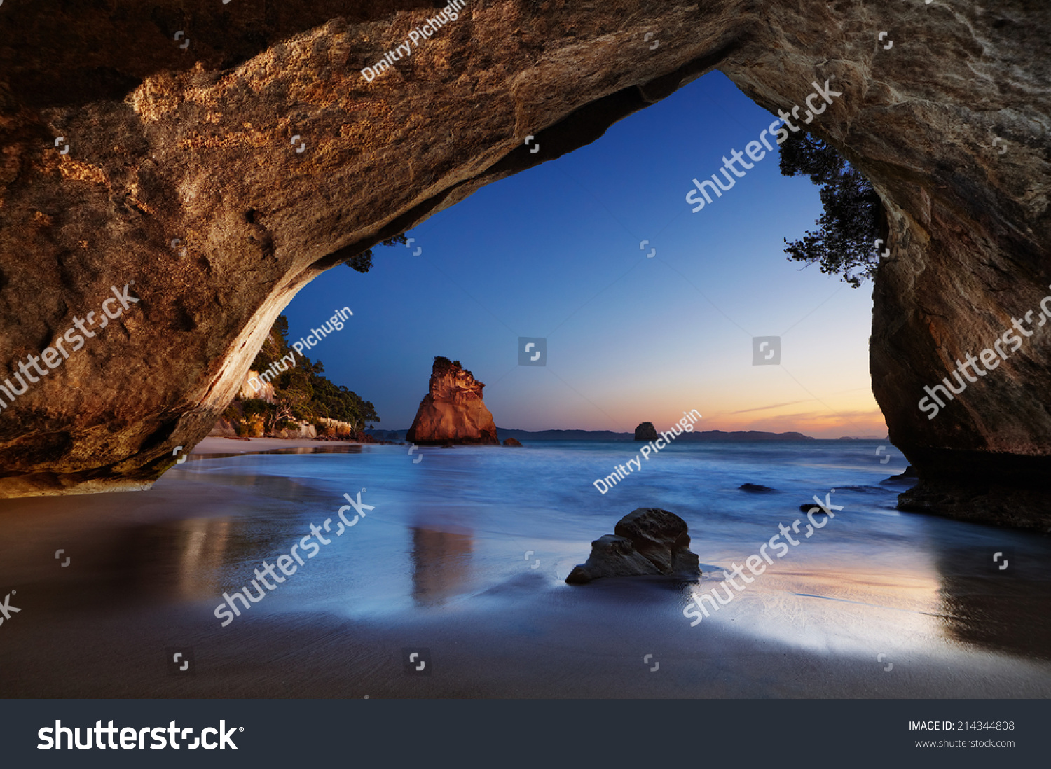 Cathedral Cove at sunrise  Coromandel Peninsula  New Zealand